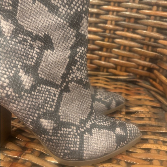 Carlos Santana Snake Print Ankle Boots - Gray and Black in size 7 - Picture 5 of 15